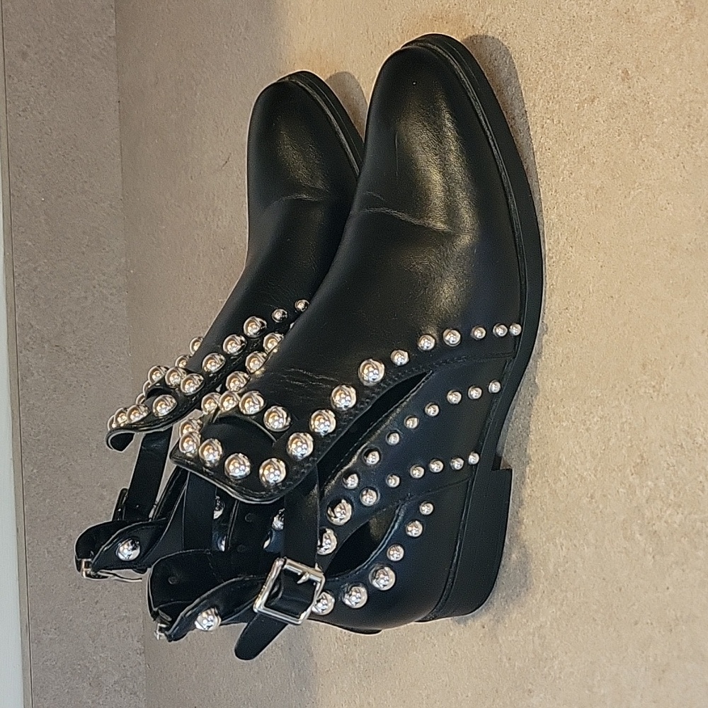 KERLINE WOMEN'S STUDDED BOOTS. SIZE EU 40